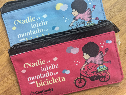 Estuche Nadie es infeliz montando en una bicicleta